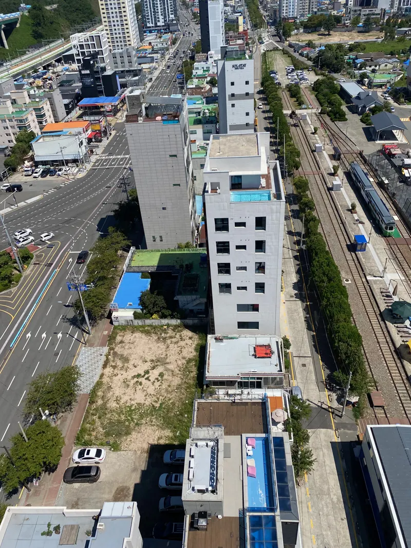 松亭の建物と観光停留所の線路にある海辺列車を上から見た様子