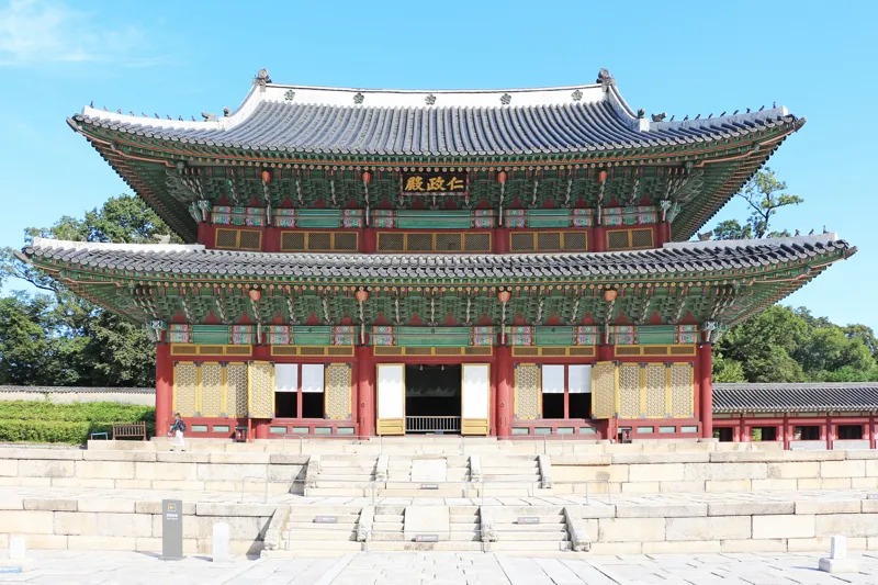 Hala Injeongjeon v paláci Changdeokgung s rozlehlým nádvořím před ní