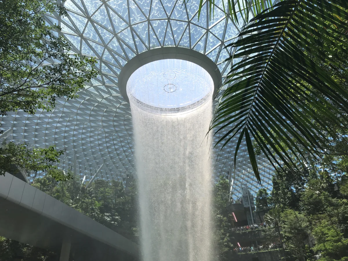 Jewel Changi Airport 중앙의 Rain Vortex 폭포와 실내 정원