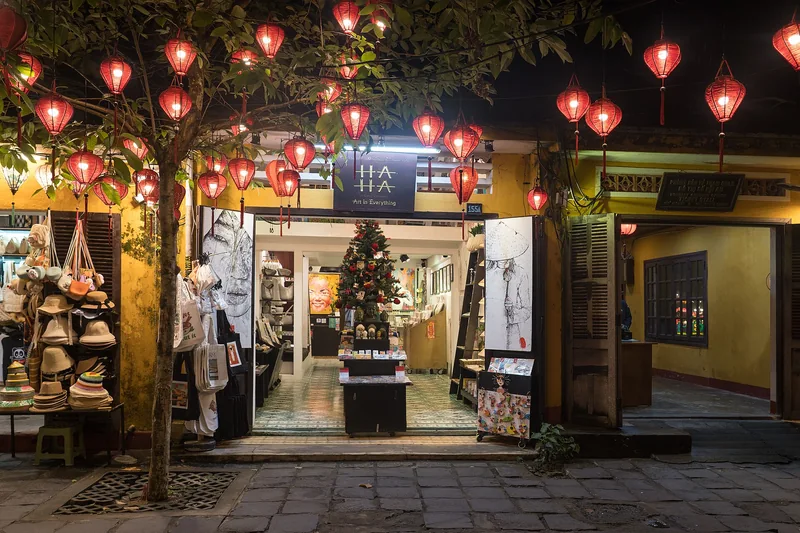 Ulice a obchody ve starém městě Hoi An osvětlené večerními světly