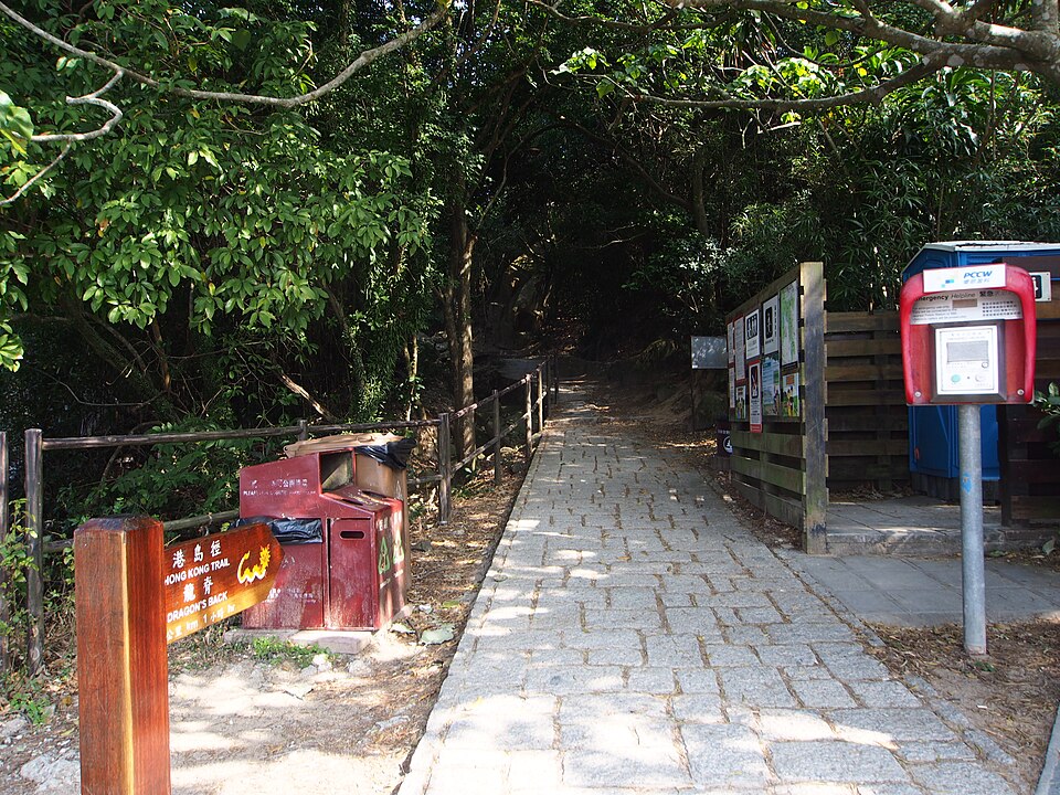 龍の背中の登山口にある階段と案内板
