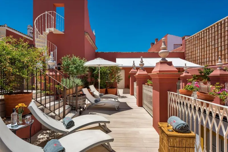 Las Casas de El Arenal の屋上テラス、サンラウンジャーと階段