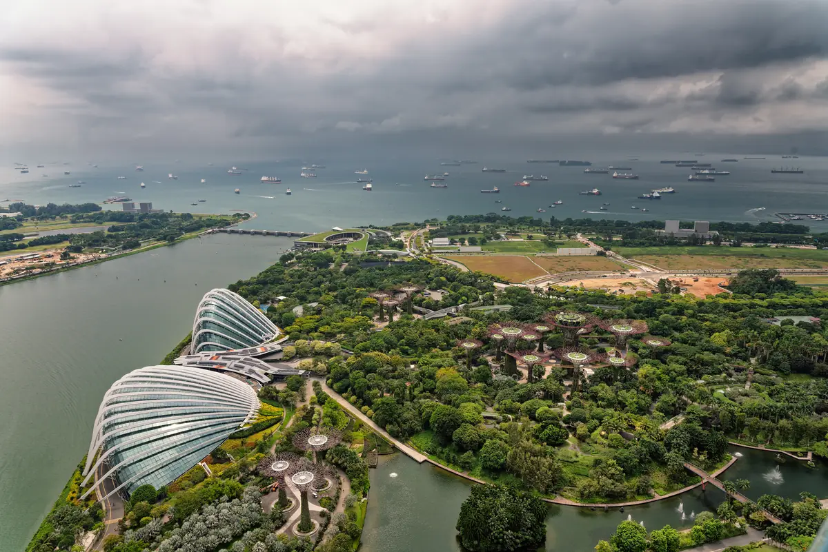 Pohled na Gardens by the Bay s oběma skleníky a Supertree Grove
