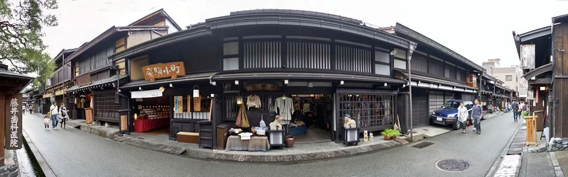 高山の古い町並みに続く木造の商家