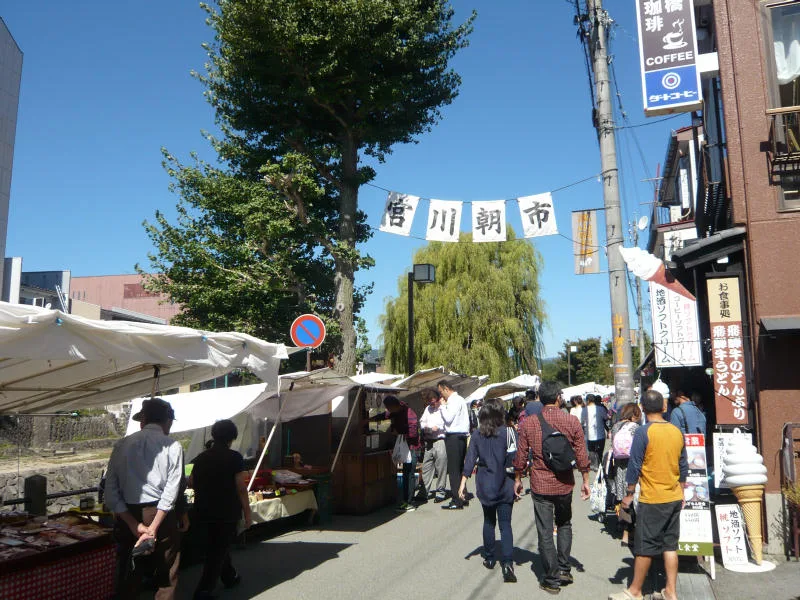 宮川沿いに並ぶ高山の朝市の露店