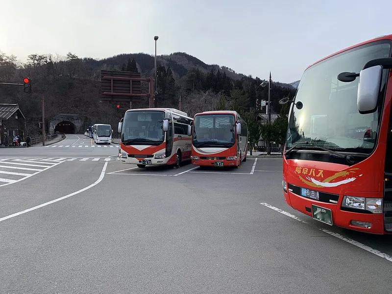 白川郷バスターミナル前に停車する観光バス