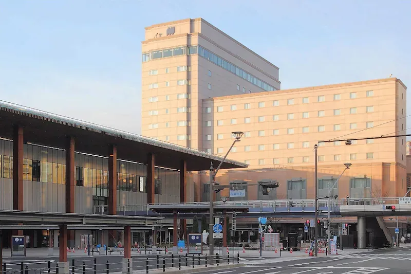 長野駅の建物に隣接するホテルメトロポリタン長野の外観
