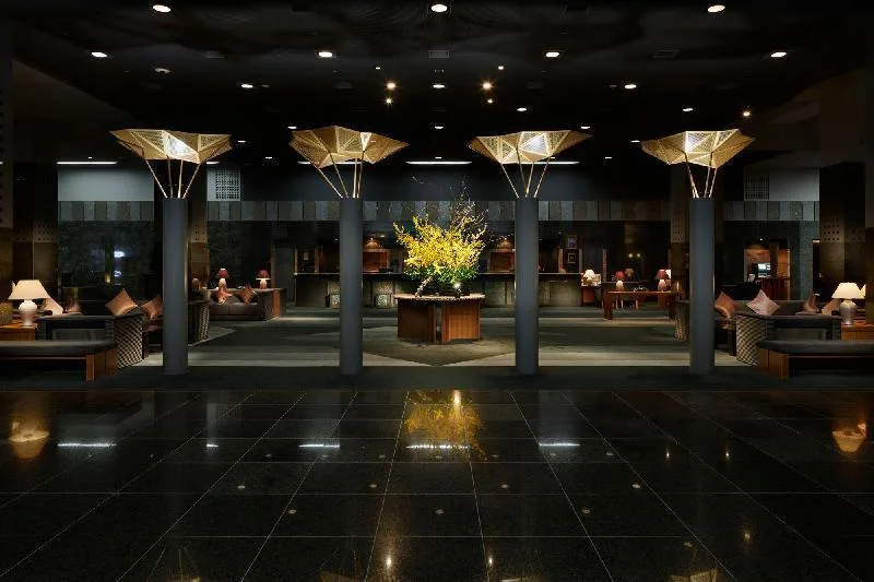 Lobby hotelu Granvia Kyoto s květinovou výzdobou