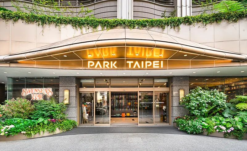 PARK TAIPEIの看板と植物が置かれたホテル入口