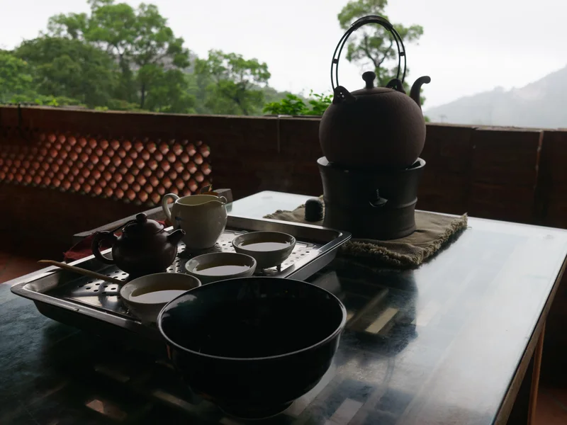 猫空の屋外テーブルに置かれた茶器、茶盤、急須