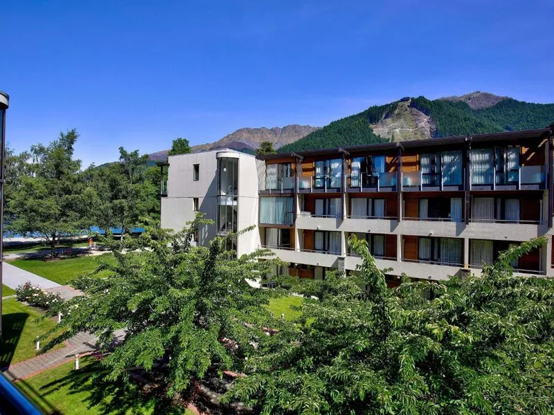 Novotel Queenstown Lakesideの建物と庭