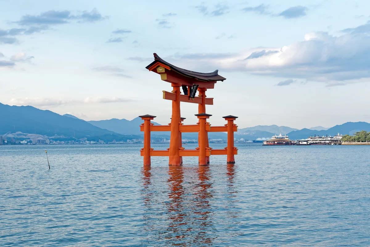 海に囲まれた厳島神社の大鳥居と遠くの船
