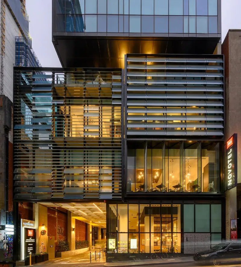 ibis Melbourne Central 与 Novotel 共用的市区大楼入口