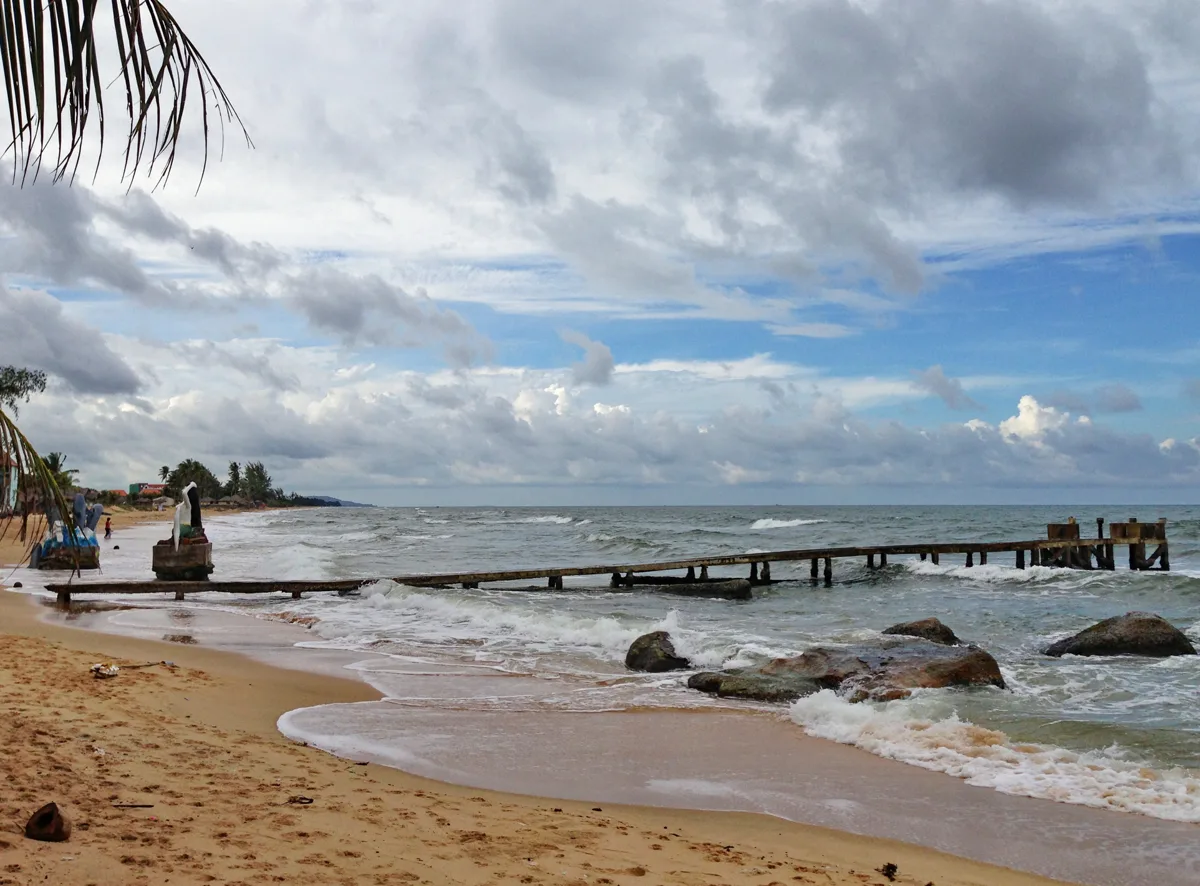 Písečná pláž, moře a malé molo na pobřeží Cửa Lấp na ostrově Phu Quoc