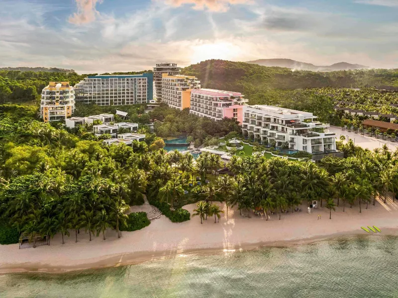 Budova a bazén Premier Residences u Khem Beach