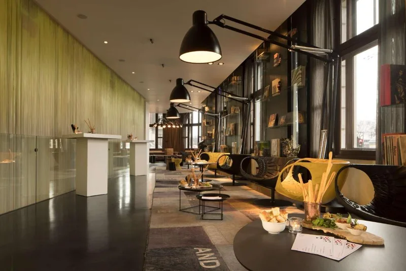 art’otel Amsterdamの窓際ラウンジと座席