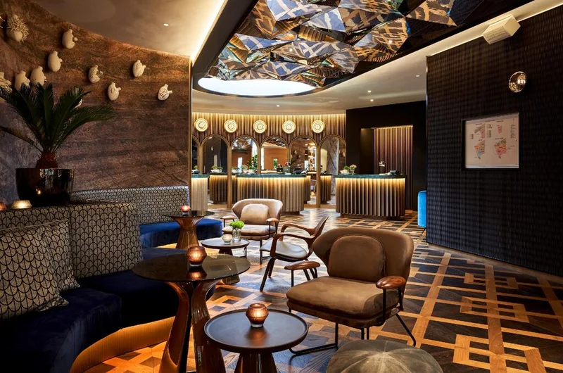 Park Centraal Amsterdamのロビー、ソファとフロント
