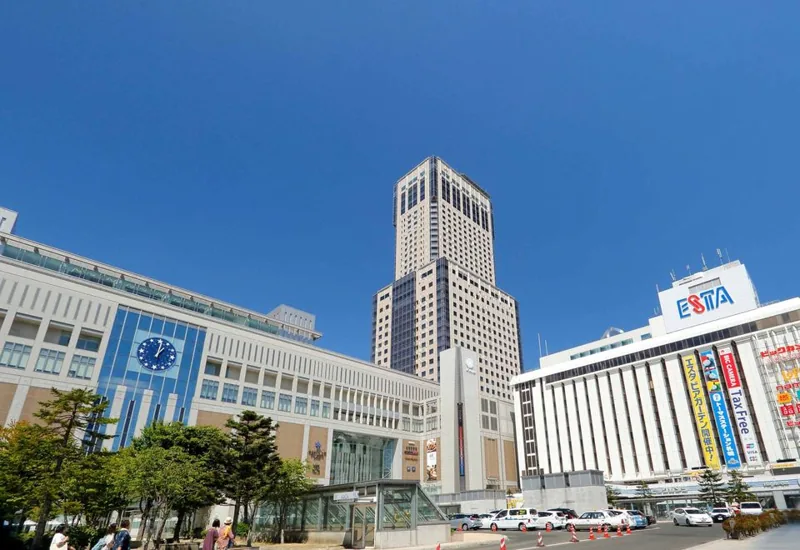삿포로역과 JR 타워 호텔 닛코 삿포로 외관