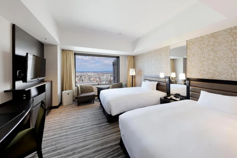 Dvě postele a výhled na město z pokoje JR Tower Hotel Nikko Sapporo