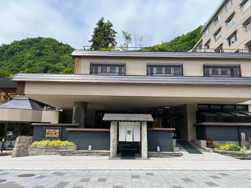 Vstup a budova hotelu Jozankei Daiichi Suizantei