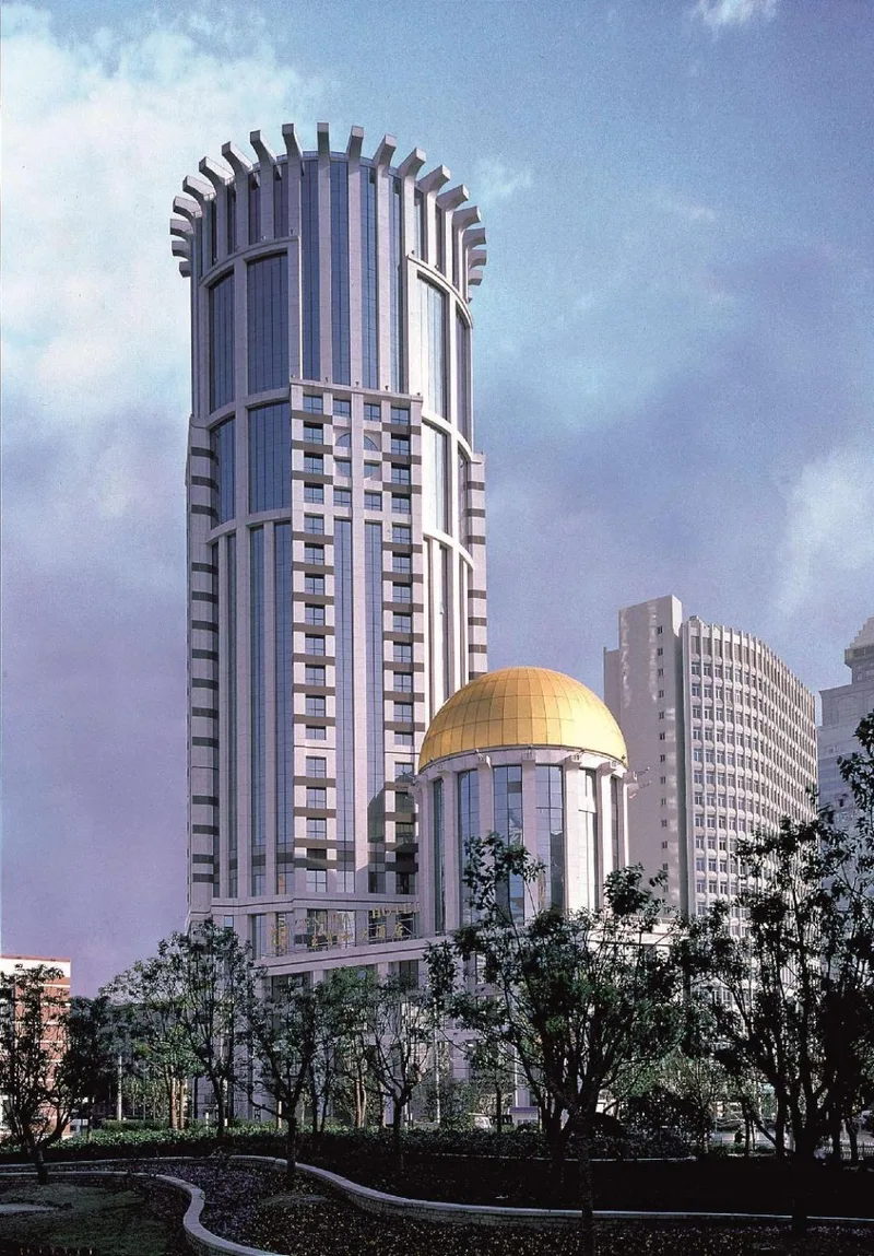 Budova Central Hotel Shanghai se zlatou kopulí