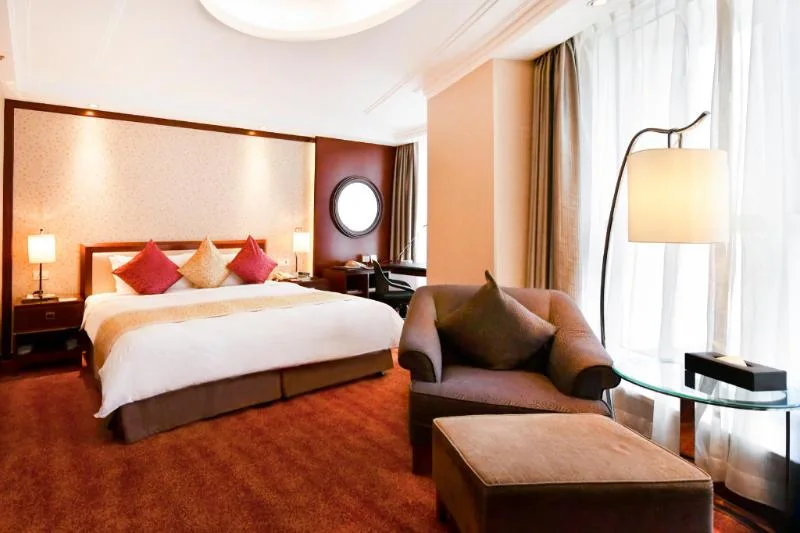 Postel velikosti queen a pohovka v Central Hotel Shanghai