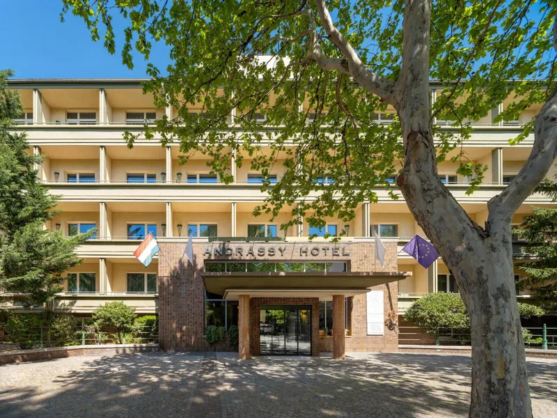 木々とバルコニーが見えるMamaison Hotel Andrássy Budapestの入口