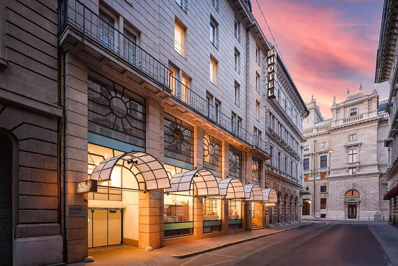 オペラ劇場の隣の通りにあるK+K Hotel Opera Budapestの外観