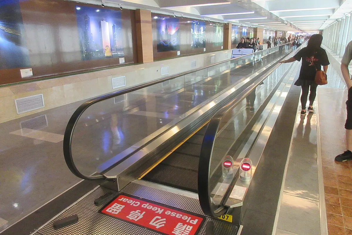 Băng chuyền đi bộ và biển chỉ dẫn bên trong nhà ga sân bay quốc tế Đào Viên
