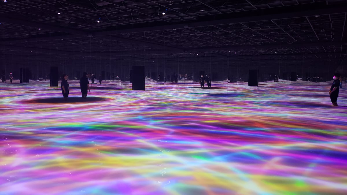色鮮やかな光が広がるチームラボプラネッツの展示空間と来場者