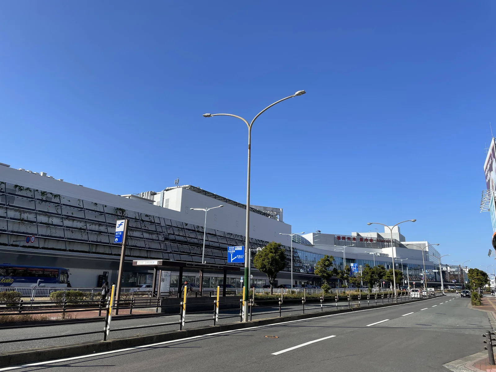 후쿠오카공항 국내선 터미널과 앞쪽 도로