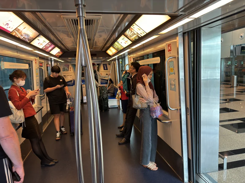ภายในรถ Skytrain ของสนามบินชางงีและห่วงจับ