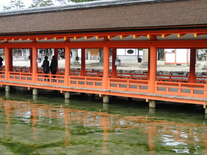 Pilares rojos y corredor del santuario de Itsukushima