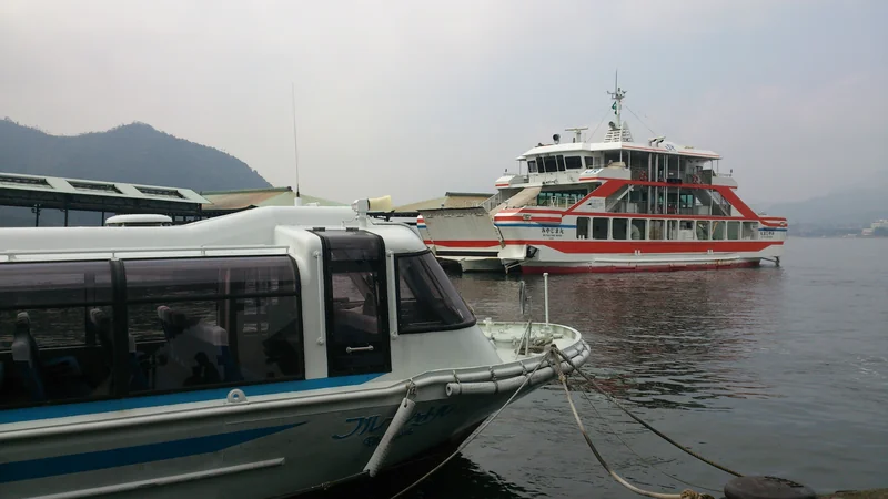Terminal de ferris de Miyajima y embarcaciones amarradas