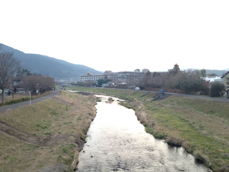 แม่น้ำโออิตะมองจากสะพาน Shirobashi ในยูฟุอิน