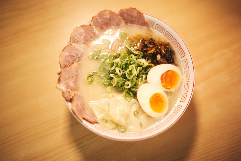 ราเม็งทงคตสึในชาม มีเส้น หมูและต้นหอม