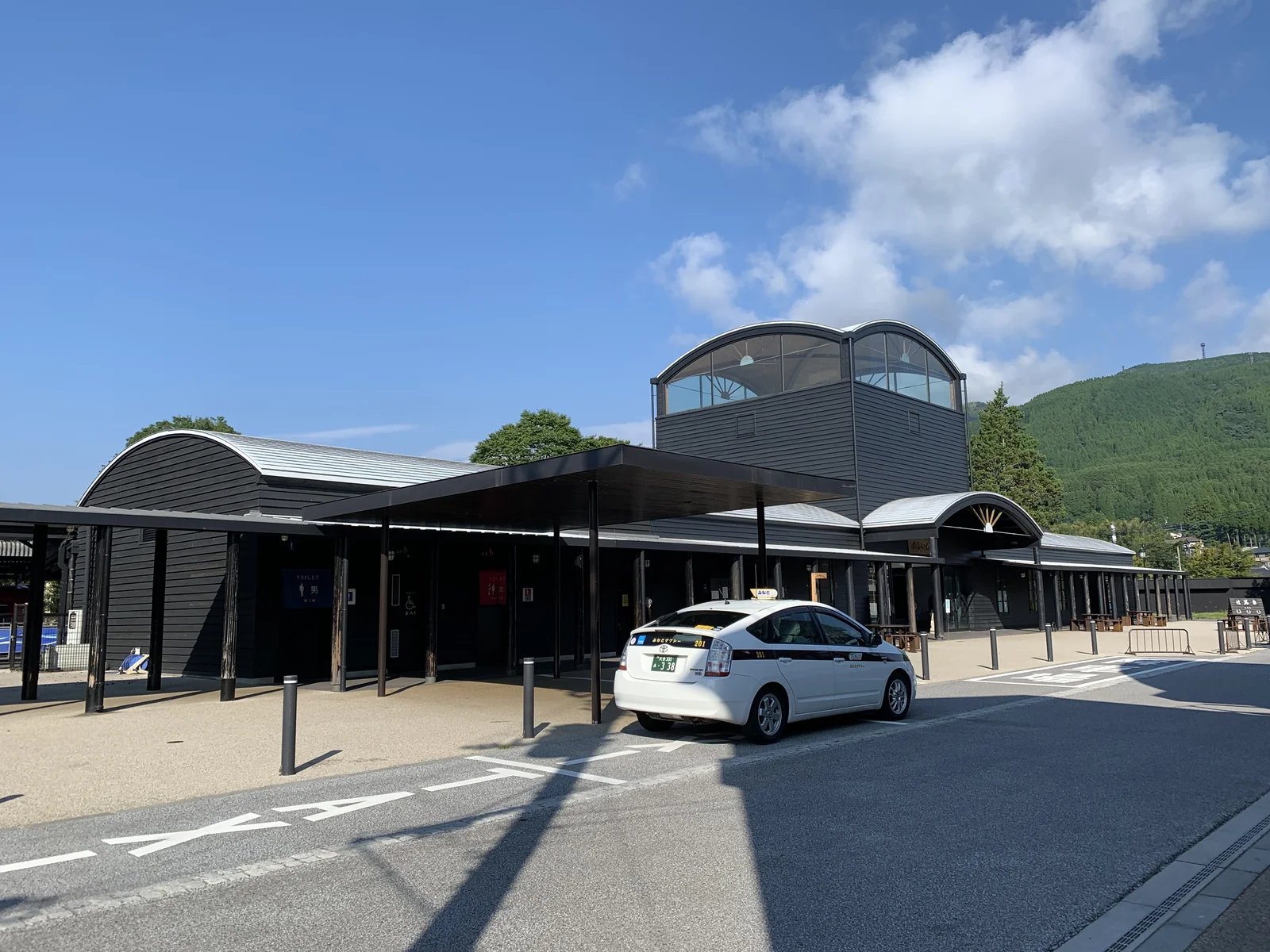 Le bâtiment et l’entrée de la gare de Yufuin