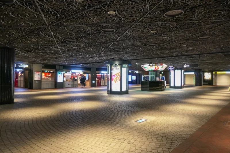 Gang mit Geschäften in der unterirdischen Einkaufspassage Tenjin