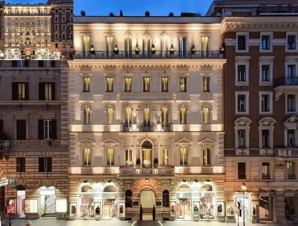 夕方のHotel Artemideの外観
