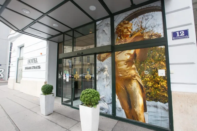 Favoritenstraße 12にあるHotel Johann Straussの入口