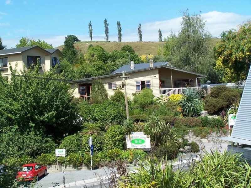 傾斜のある庭の上に建つWaitomo Caves Guest Lodge
